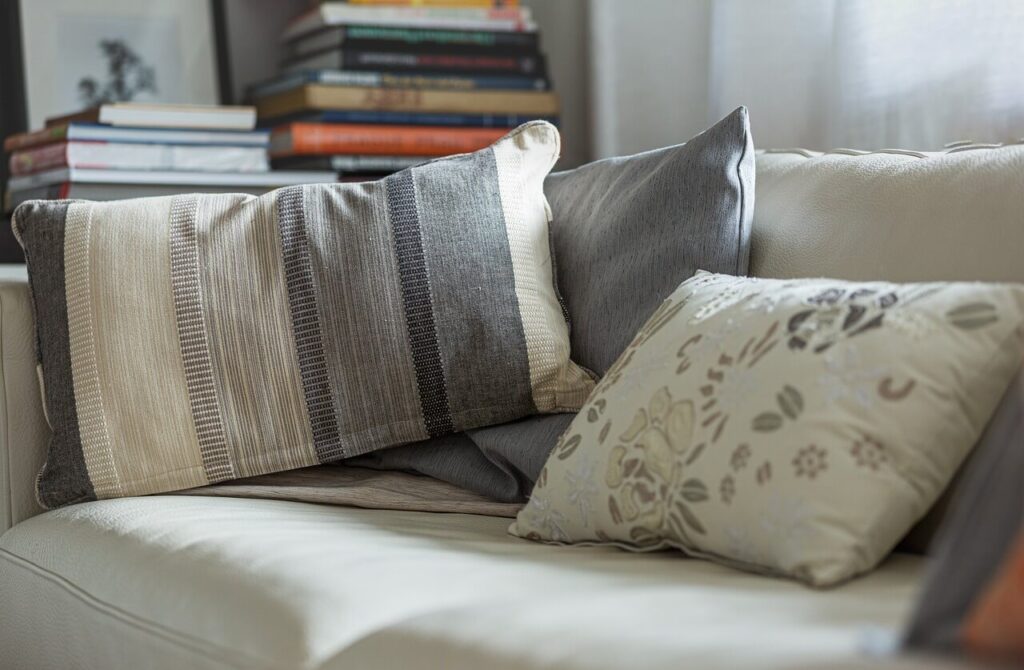 Estofados sob medida: como combinar cores e estampas para criar uma decoração harmônica | Sofá Center