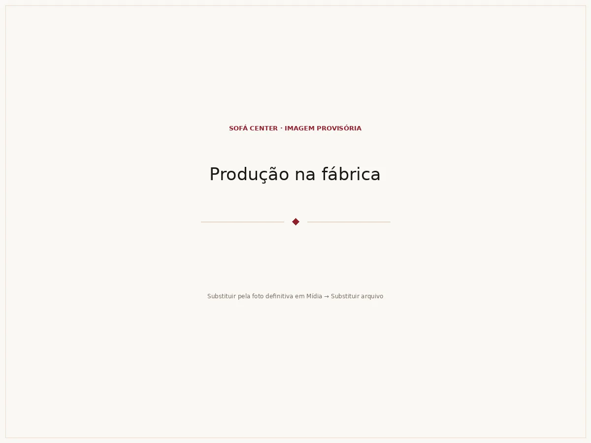 Produção de estofados na fábrica da Sofá Center em Pinhais