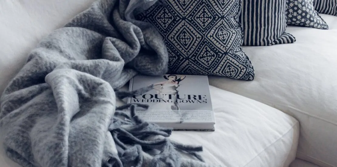 Como usar manta no sofá com sofisticação